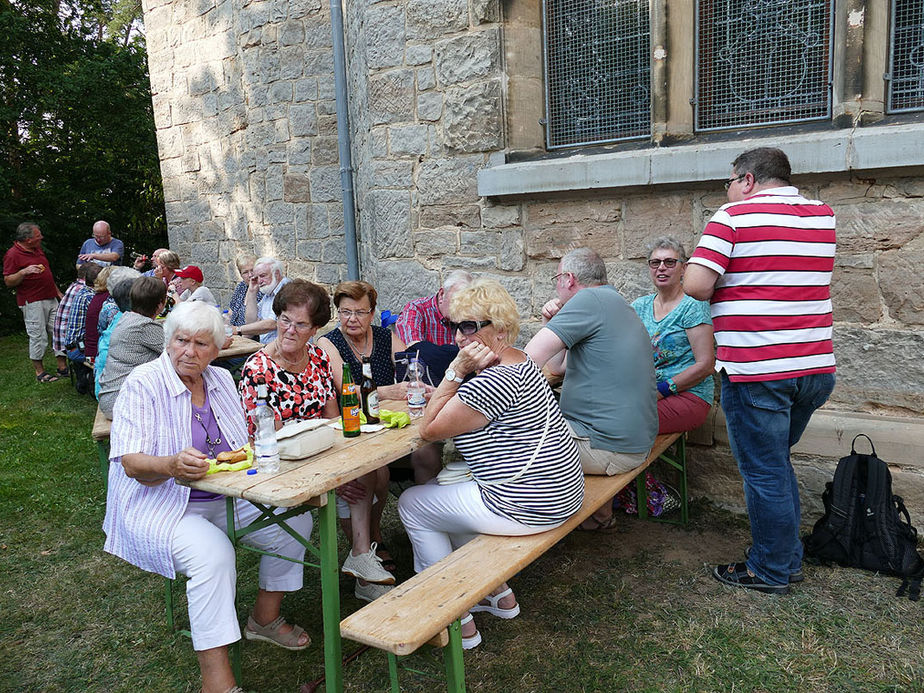 Nachfeier des Mährisch-Neustädter Wachsstockfestes an der Weingartenkapelle (Foto: Karl-Franz Thiede)